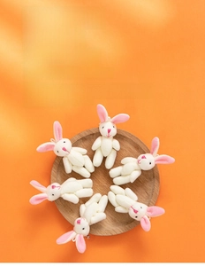 Set di ciondoli a forma di coniglietto in peluche bianco con orecchie rosa e ricami