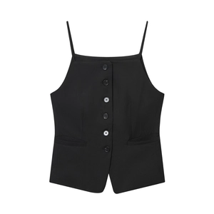 Vue détaillée d'un gilet noir cintré à fines bretelles et boutons assortis