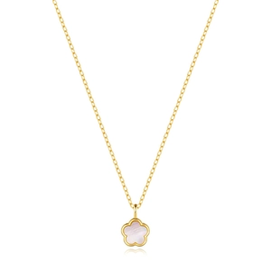 Gros plan d'un collier en argent S925 doré avec pendentif fleur en nacre à cinq pétales