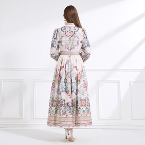 Maxikleid mit Vintage-Blumenmuster Stehkragen und Laternenärmeln Rückansicht