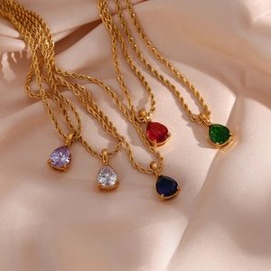 Dettaglio di pendenti a goccia con gemme colorate su catene a maglia ritorta da 2 mm