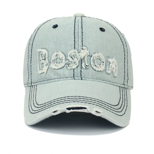 Makroaufnahme des bestickten BOSTON-Logos mit Distressed-Details auf gewaschener Denim-Kappe