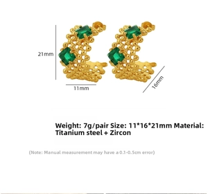 Détails des boucles d'oreilles en forme de C dorées avec zircons verts et mesures