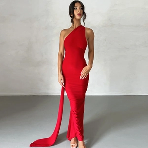Detail des roten One-Shoulder-Bodycon-Kleides mit schmaler Taille und langen Fließbändern