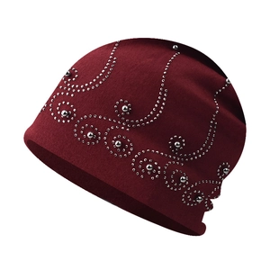 Détail du bonnet en tricot bordeaux avec motif paisley en strass argentés en coton