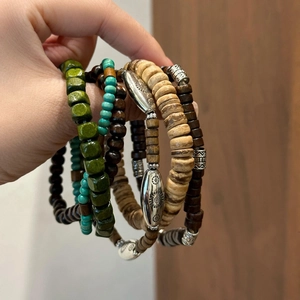 Bracelets bohèmes empilables avec perles en bois vintage et accents métalliques