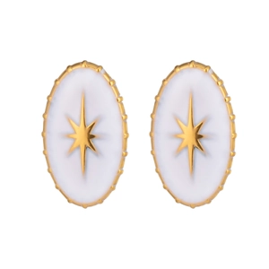 Vue détaillée des boucles d'oreilles ovales en agate blanche avec étoile dorée et bord dentelé