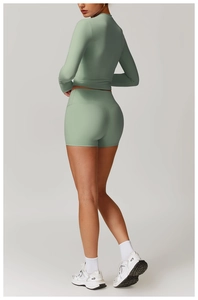 Ensemble de yoga vert sauge avec haut à manches longues et short à taille haute