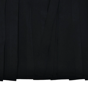 Vue macro détaillée des plis nets sur un ensemble jupe plissée noire de qualité