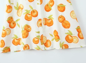 Detailaufnahme von frischem Orangen-Print auf weißem Leinenstoff mit präzisen Nähten