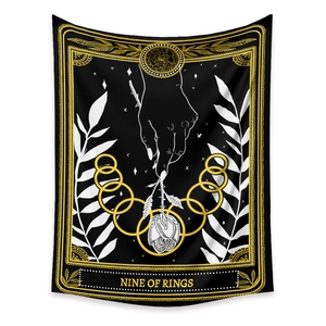 Dettaglio dell'arazzo tarocchi Nine of Rings che mostra trama e design floreale dorato
