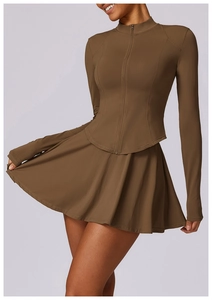 Détail de la veste zippée marron moka à manches longues et de la jupe de sport plissée