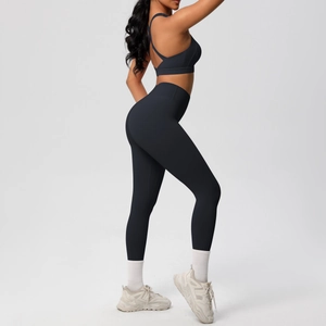 Vista lateral del conjunto de yoga negro elástico con tela transpirable y diseño deportivo