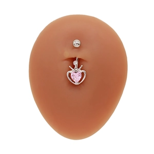 Piercing nombril argenté avec gemme cœur rose et couronne présenté sur modèle