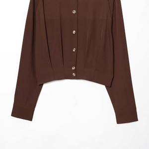 Chemise courte marron foncé à manches longues avec détails plissés et boutonnés