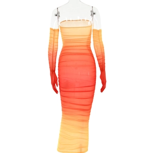 Detail aus orange-gelbem Netzstoff mit eleganten Raffungen an einem engen Kleid