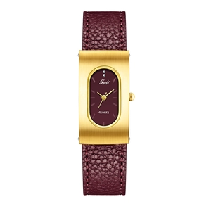Montre dorée vintage avec bracelet cuir bordeaux et cadran ovale élégant