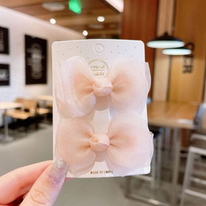 Detail von rosa Organza-Haarspangen für Mädchen auf handgefertigter Verpackung