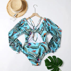 Dettaglio del costume intero floreale con maniche a sbuffo e allacciatura intrecciata sul retro