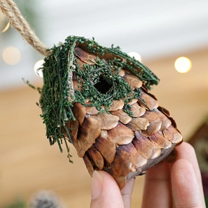 Ornement de nichoir en pommes de pin avec mousse verte et corde pour décor de Noël