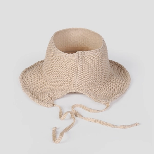 Detailansicht des atmungsaktiven Strickstoffs und Bandes beim beigen Sonnenhut
