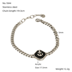 Détail montrant les dimensions et le matériau du bracelet à maillons avec motif ancre