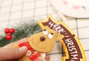 Detail einer Frohe Weihnachten Rentier-Filzdekoration für festliche Wohndekorationen