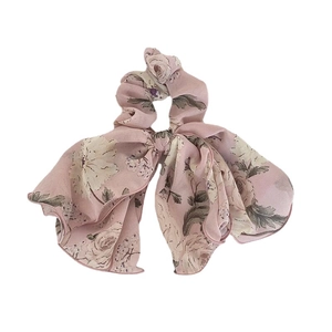Chouchou en mousseline rose avec imprimé fleuri gris et blanc pour accessoire cheveux