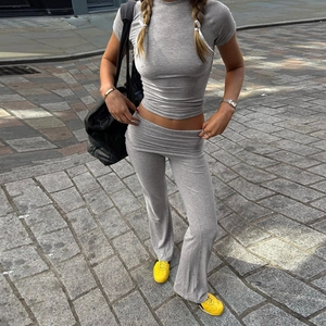 Completo da donna 2 pezzi con crop top grigio e pantaloni a zampa stile streetwear
