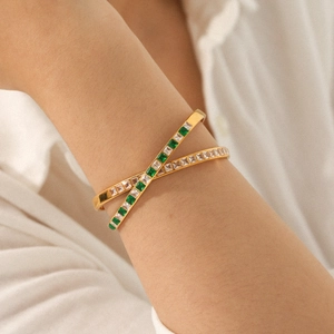 Bracelet jonc croisé en acier inoxydable doré 18K orné de zircons verts et blancs brillants