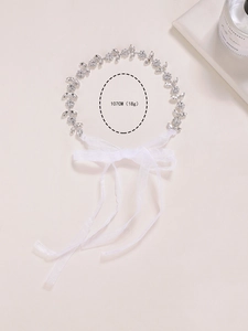 Détail du bandeau en strass tournesol avec ruban en soie blanche et longueur 107cm