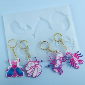Détail macro de pendentifs marins en résine créés avec un moule en silicone DIY