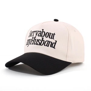 Makro-Detail der 'Sorry about my Husband' Stickerei auf einer zweifarbigen Trucker-Kappe