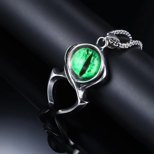 Pendentif œil de démon punk gothique avec griffe argentée sur socle noir minimaliste
