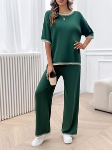 Ensemble détente en tricot vert foncé pour femme avec manches courtes et liseré jaune