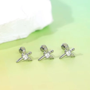 Tre perni labret a pugnale in titanio G23 con zirconi quadrati per piercing orecchio