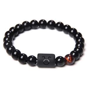 Detail van de Stier sterrenbeeld armband met zwarte kralen en tijgeroog accenten