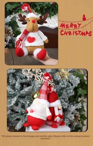Détail de poupées de Noël renne et gnome avec pulls en tricot et bonnets à carreaux