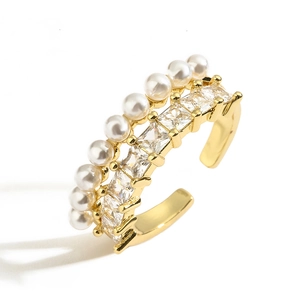 Minimalist gold-plated open ring with white pearls and square cubic zirconia stones