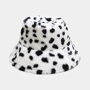 Dettaglio del cappello a secchiello in peluche bianca a pois neri in ecopelliccia
