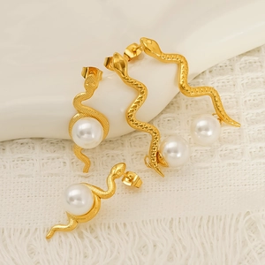 Boucles d'oreilles serpent en acier titane doré avec perles blanches et texture