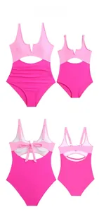 Maillots de bain une pièce rose bicolore avec découpes pour mère et fille à plat
