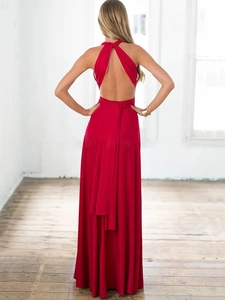Elegante vestido largo rojo con cuello halter y espalda descubierta de tejido fluido