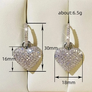 Elegante silberne Herzohrringe mit Pavé-Fassung und angegebenen Abmessungen