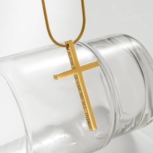 Détail du pendentif croix en acier doré 18K avec gravure du verset de la Bible Philippiens