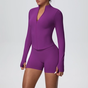 Détail du tissu côtelé extensible sur l'ensemble de yoga violet avec col montant zippé