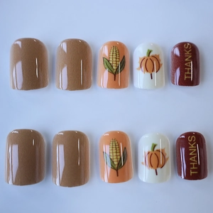 Faux ongles courts carrés pour Thanksgiving avec couleurs d'automne et motifs