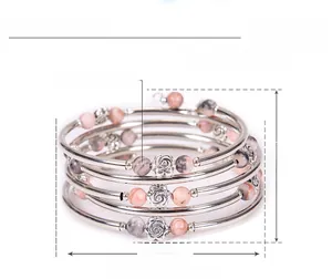 Vue détaillée du bracelet multicouche boho avec pierres zébrées roses et tubes en argent