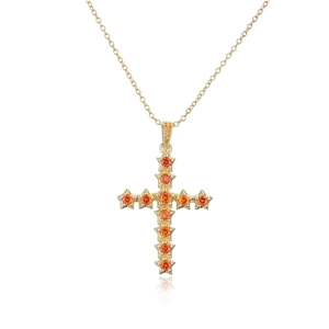 Détail du pendentif croix plaqué or orné de pierres de zircon orange étincelantes