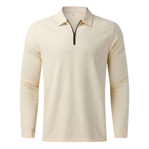 Détail d'un polo homme beige en maille gaufrée avec col zippé et texture côtelée